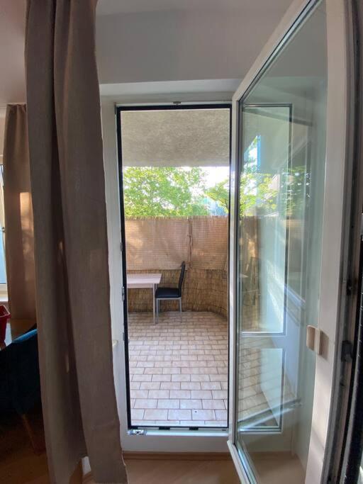 Apartment With Balcony Berlin Bagian luar foto